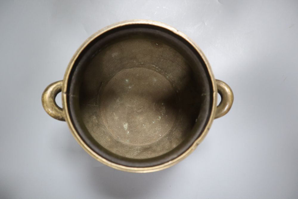 A Chinese bronze censer, height 11.5cm